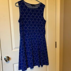 Apt. 9 L sleeveless dress blue & white swings & waist is high Very good condish